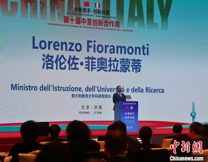 意大利教育、大学与科研部部长洛伦佐·菲奥拉蒙蒂在开幕式上致辞。　赵晓 摄
