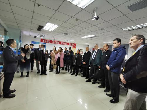 谁赢得人才,谁就赢得发展——高端外国专家座谈会在成都举行