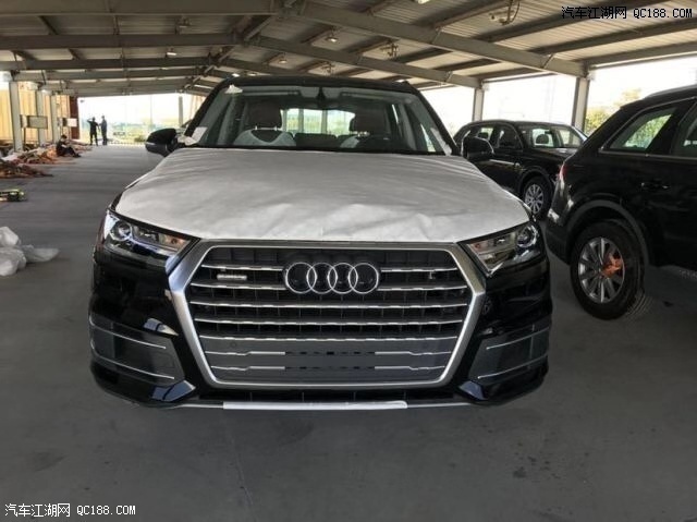 19款奥迪Q7加规版3.0T科技版 七座越野