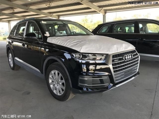 19款奥迪Q7加规版3.0T科技版 七座越野