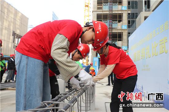 钢筋绑扎比赛现场。郑雄飞摄