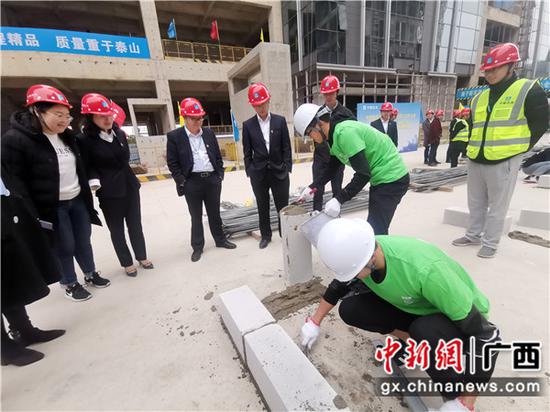对新员工的砌筑技艺赞不绝口-关喆琳摄
