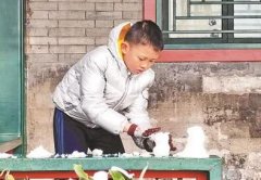 北京头场冬雪催生新型商机：代堆雪人10厘米高
