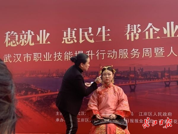 现场制作200斤大锅鱼汤炖鱼丸，百步亭社区上演