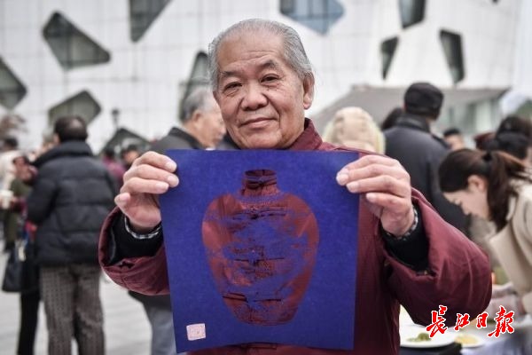 现场制作200斤大锅鱼汤炖鱼丸，百步亭社区上演