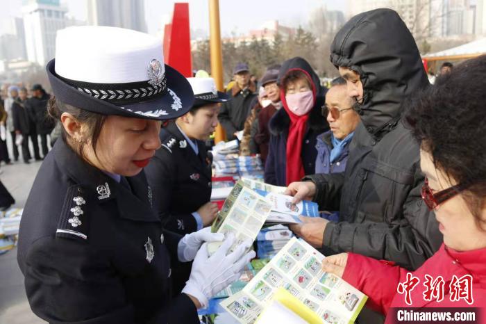 青海启动“全国交通安全日”主题活动（组图）