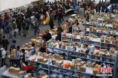 网购一瓶化妆水包装超2米 物流业成塑料垃圾制造大户