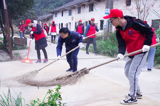 广西科技大学师生在融安县泗顶镇泗顶村清扫道路  林文杰/摄