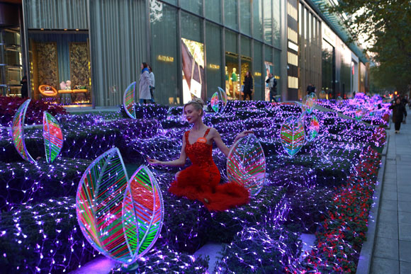 携手国际艺术团队 上海环贸商场举行“光幻森林