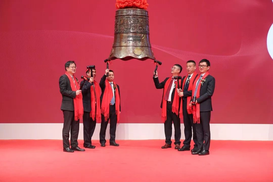 华辰装备上市：市值42亿 曹宇中与刘翔雄赵泽明