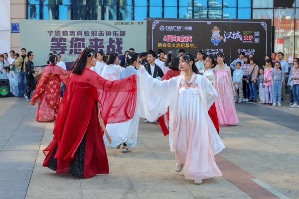 宁德近百名汉服爱好者“组团”巡游 弘扬中华传统文化