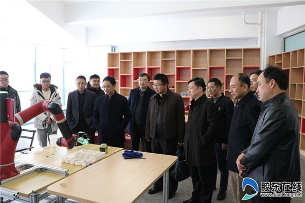 参会代表进行考察