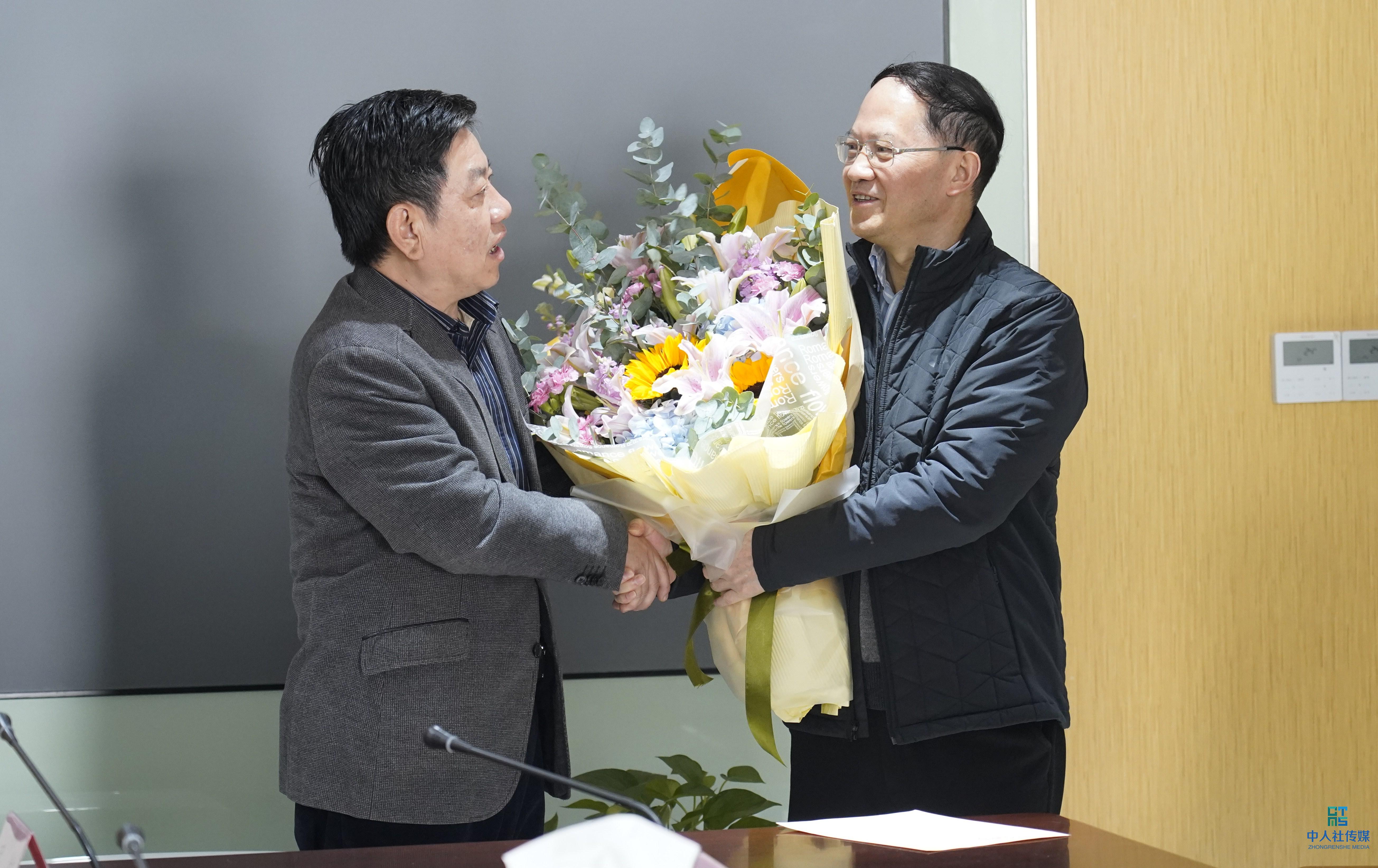 湖南省人才工作领导向新晋院士王耀南道贺