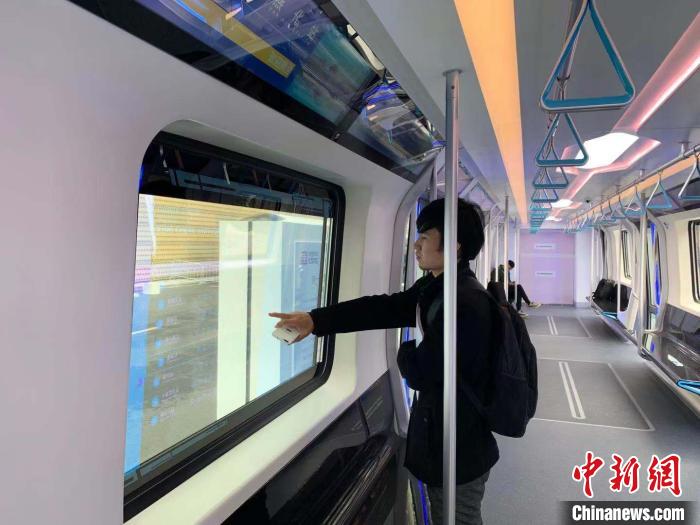 参展者体验下一代智能列车。　张斌 摄