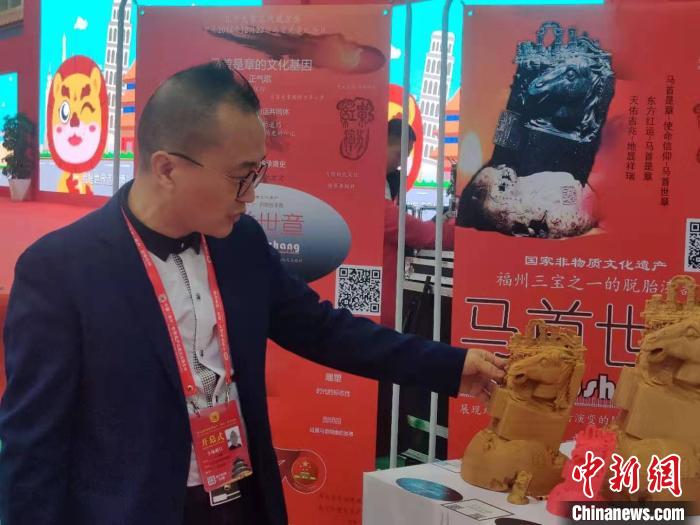 华人艺术家、工艺美术大师江在勋正在介绍作品。　叶秋云 摄
