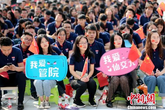 图为开学仪式上的西安交大学子们。　张远 摄