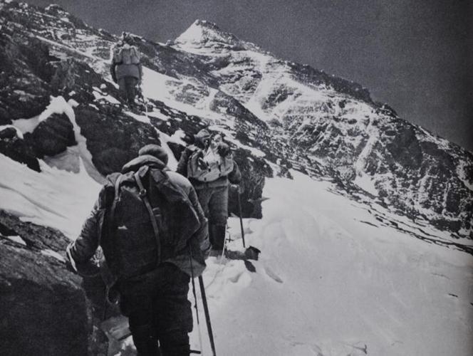 资料图：1960年5月25日，中国登山队的王富洲、屈银华、贡布3名队员登顶珠峰，创造了人类首次从北坡登顶珠峰的历史。图为队员行进在海拔8000米的岩石雪坡上。供图