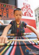 海南“黎锦经纬”十年记：织女，从一千到两万