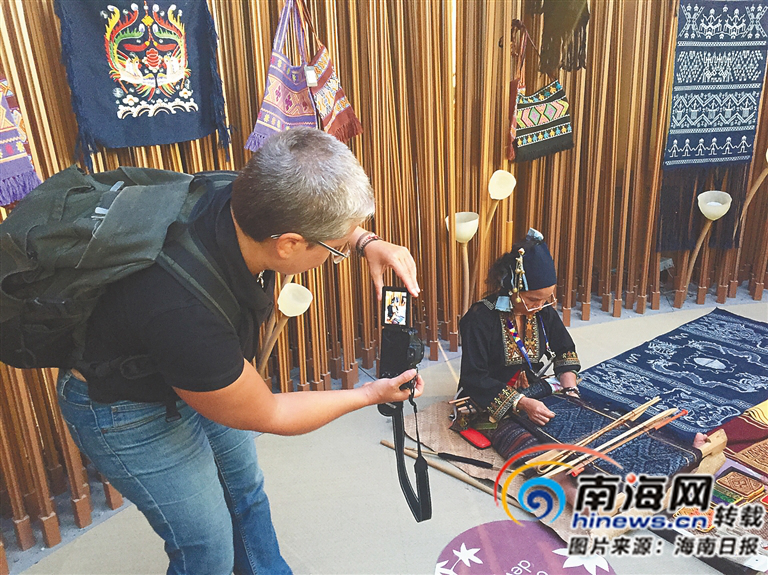 海南“黎锦经纬”十年记：织女，从一千到两万