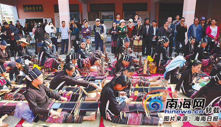 海南“黎锦经纬”十年记：织女，从一千到两万