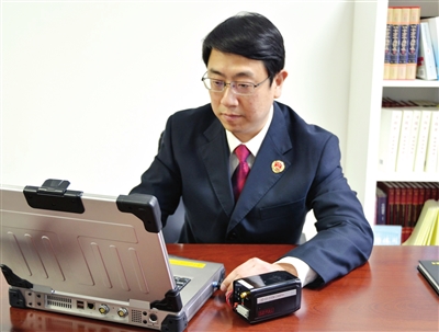 科技强检敢为先 不畏病魔勇攀高（图）