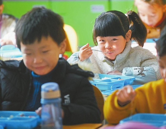 德阳旌阳区“中央厨房”投用 孩子们吃上放心、美味的营养餐