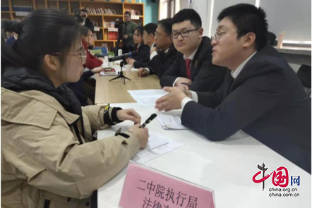 ​向群众汇报 送法律咨询上门