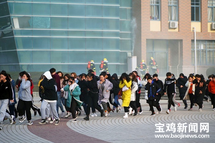 宝鸡职业技术学院一学生被“劫持” 公安民警现场成功“解救”