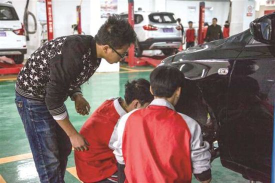 学生技能实训。涪陵职业教育中心供图 学生技能实训。涪陵职业教育中心供图