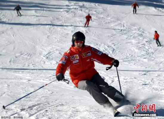 资料图：据外媒报道，德国著名车手舒马赫2013年12月29日在法国滑雪时发生意外，导致头部受伤被送往医院进行治疗。法国医院方面称，舒马赫伤势恶化，出现脑出血并已经陷入了昏迷状态。图为舒马赫滑雪。