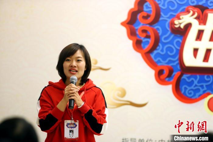 图为《鱼龙百戏》人才计划演员杨莉发言。 张道正 摄 图为《鱼龙百戏》人才计划演员杨莉发言。 张道正 摄