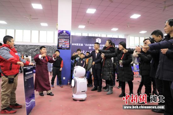 学校STEAM创意作品展示。 梅斌 摄