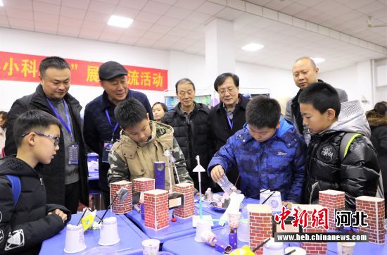 与会人员和孩子们一起体验STEAM科学。 梅斌 摄