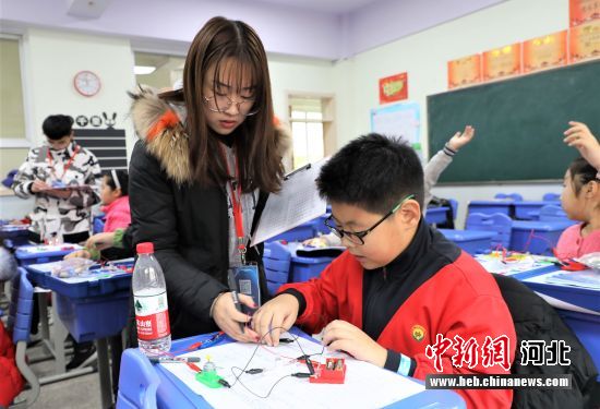 活动现场进行科学知识测评与科学实验操作。 梅斌 摄