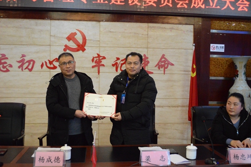 江安职校成立服装制作与生产管理专业建设委员会