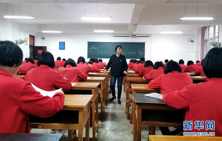 图片故事：“奇迹校长”张桂梅和她的女子高中