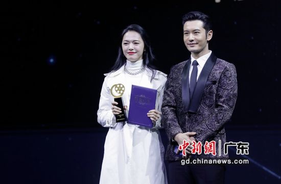 姚晨(左)获得“年度致敬电影工作者”称号。通讯员 供图 
