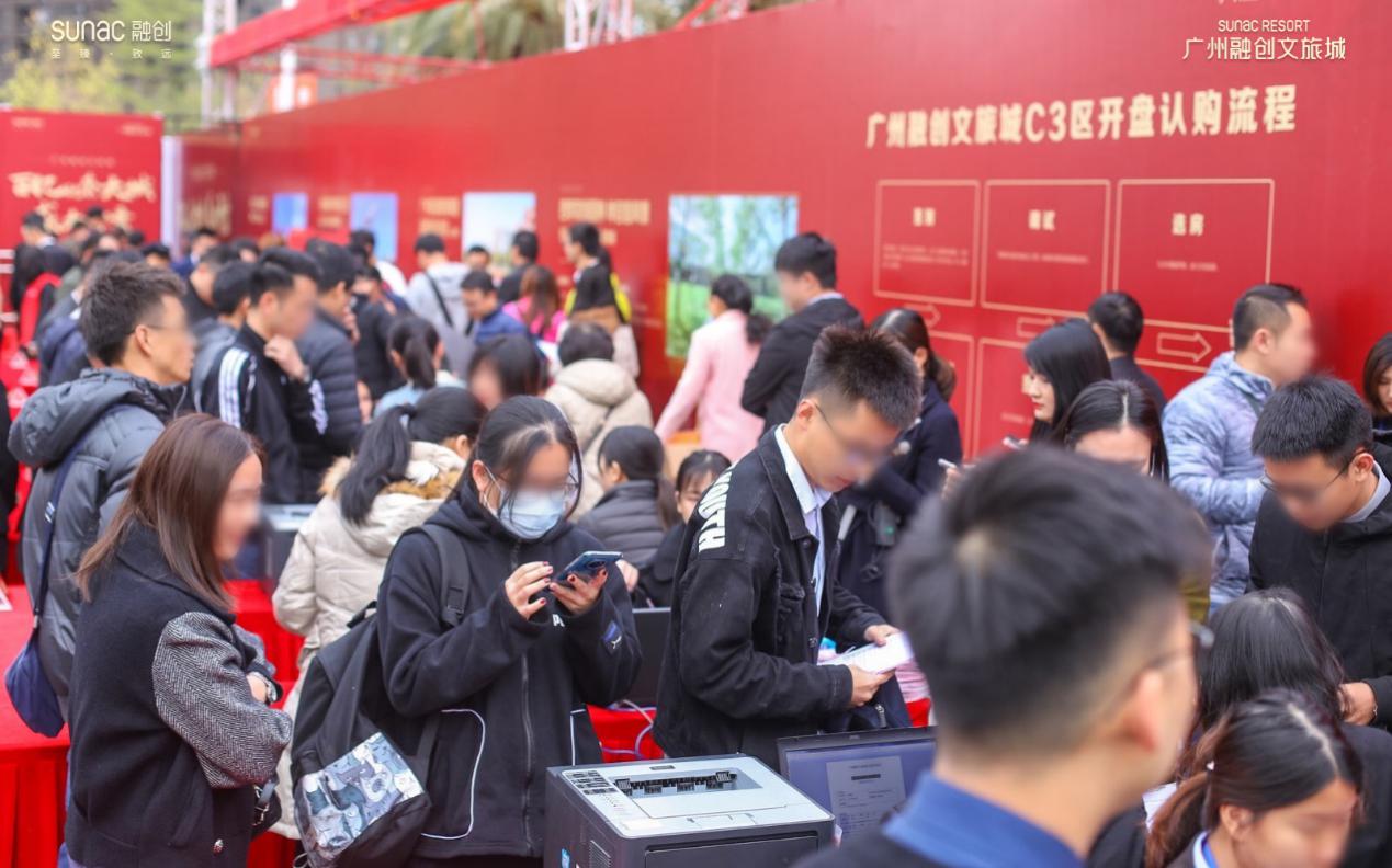 客户一大早便过来排队了