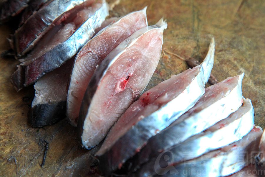 老青岛人冬天钟爱的熏鲅鱼 美味中的乡愁记忆