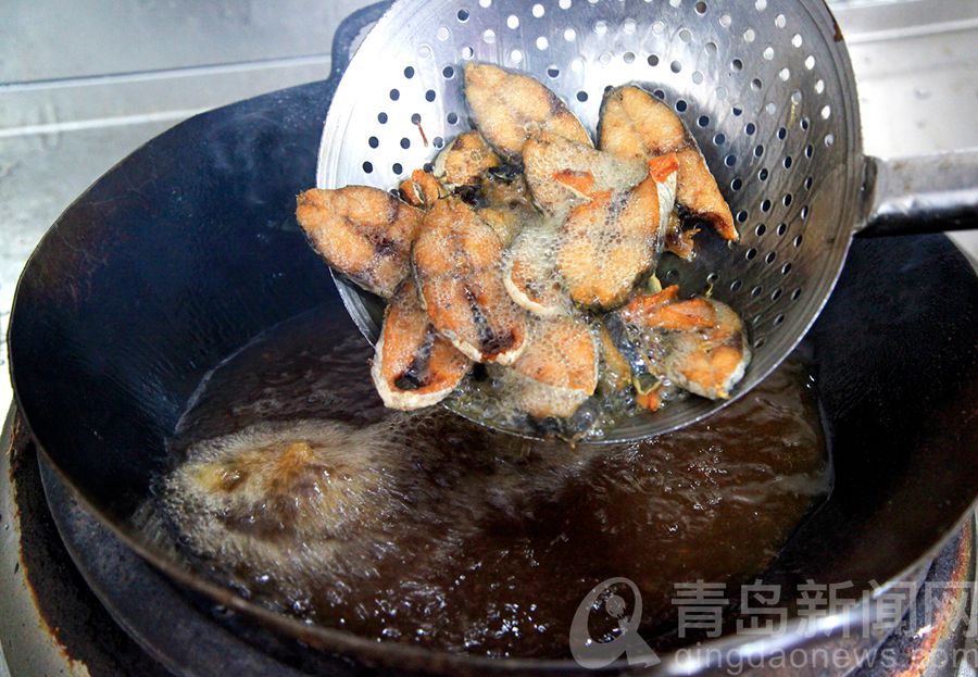 老青岛人冬天钟爱的熏鲅鱼 美味中的乡愁记忆