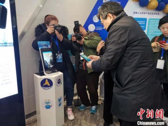 只要将“人脸”对准评估系统摄像头并刷身份证，或扫一扫微信程序码填写相关信息，便可以得到测评者自身身价。　郝学娟 摄