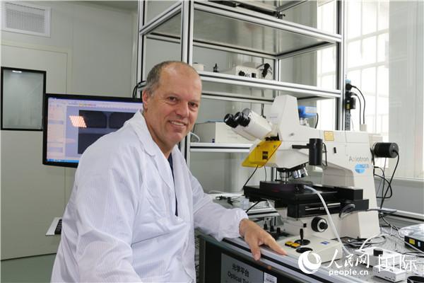 捷克科学家帕维尔·纽齐尔教授在西北工业大学实验室工作。   西北工业大学供图