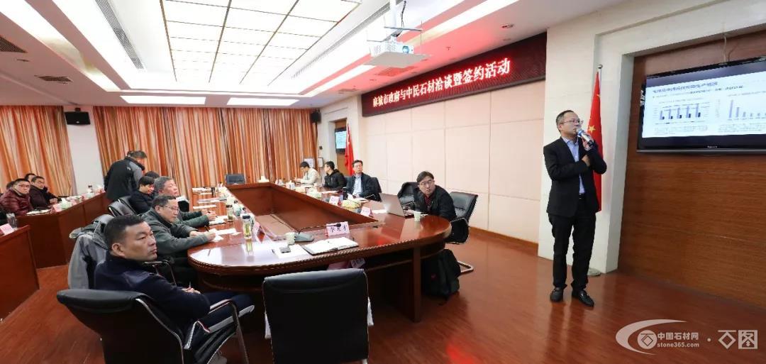 麻城市领导组织集体学习，邀请行业专家讲课，