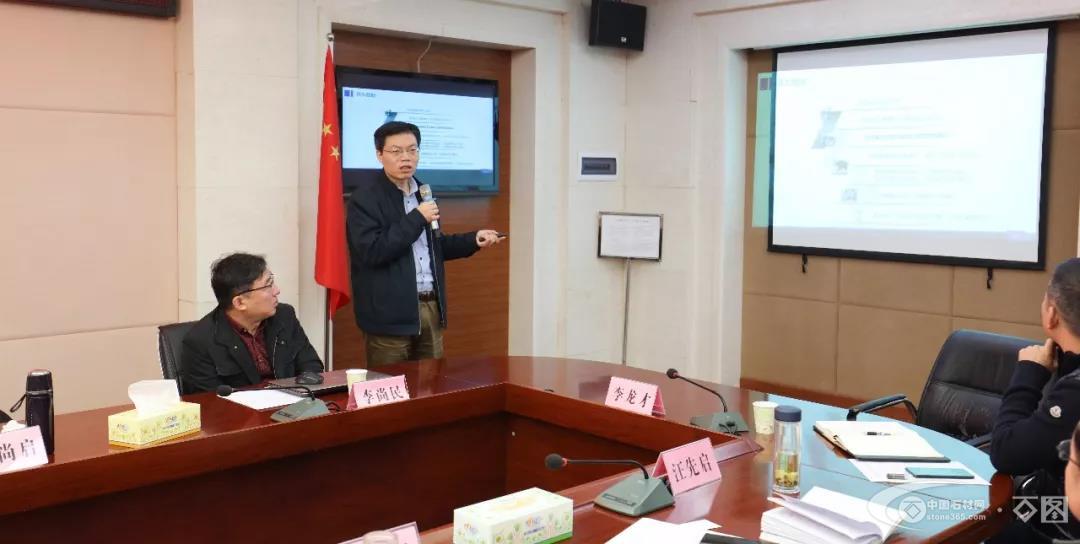 麻城市领导组织集体学习，邀请行业专家讲课，