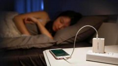 手机充电一夜不拔会影响手机寿命吗？
