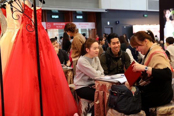 民政部数据显示，2018年，中国单身人口已突破2亿。图为在婚博会上咨询的年轻人。（新华社资料图）