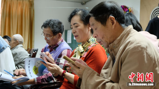 南京大学生“指尖夕阳”科技敬老志愿服务