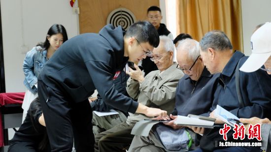 南京大学生“指尖夕阳”科技敬老志愿服务