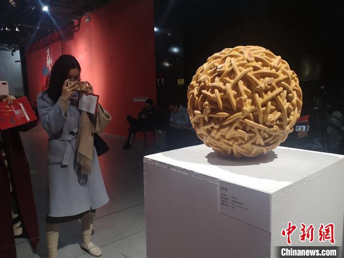 图为民众参观展览。　刘贤 摄