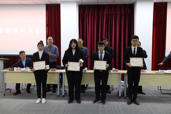 学生优秀通讯员上台领奖